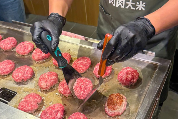 高端鐵板燒迎來降維餐飲新模式，平價板前料理強勢破圈